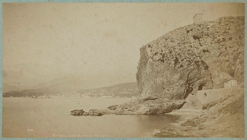 Rode rotsen bij Menton, albumen print by Neurdein Frères, depicting rugged cliffs and sea.