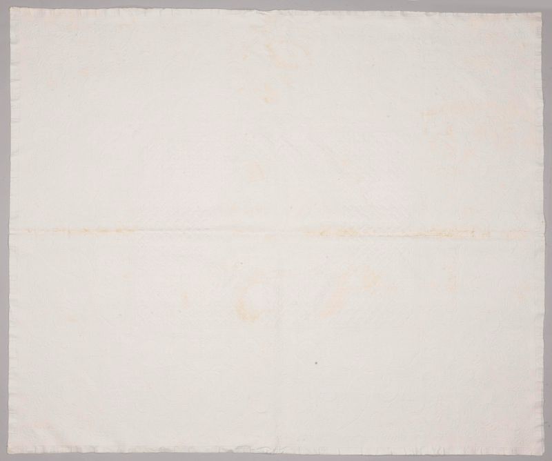Obra textil Toiletkleed de artista desconocido, con patrones intrincados y tonos suaves.