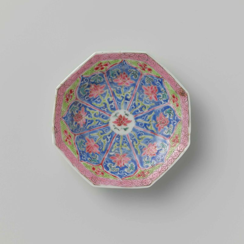 Plato octagonal con motivos de loto, medio desconocido, artista desconocido