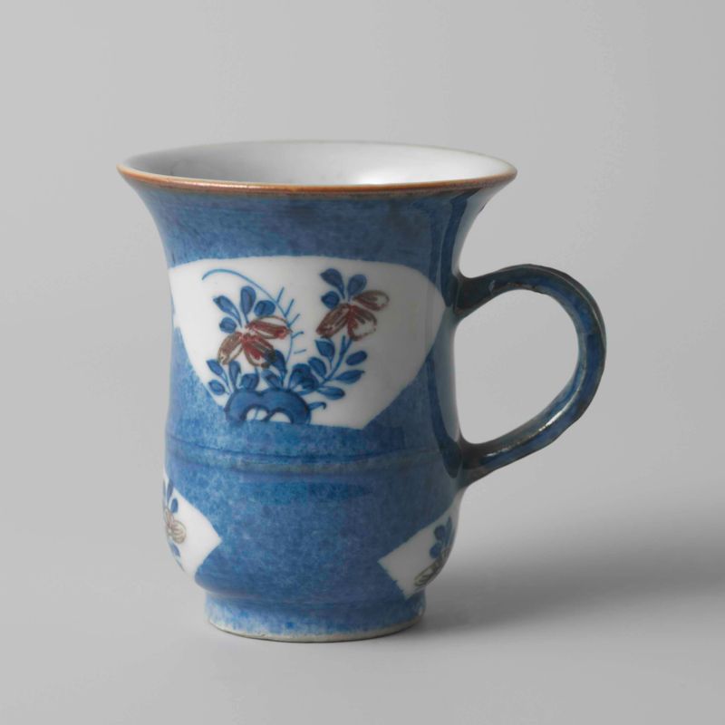 Xícara de cerâmica em forma de sino com painéis azul-pó e em forma de leque de artista desconhecido