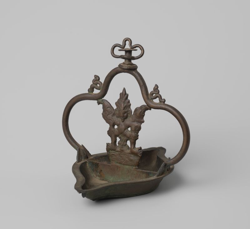 Lâmpada de bronze projetada por um artista desconhecido, mostrando um artesanato intricado do período gótico.