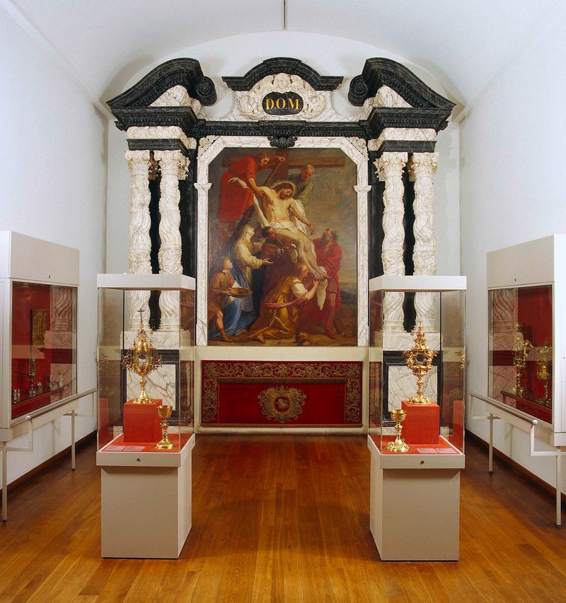 Altar religioso de madeira com figuras douradas de Unknown Artist