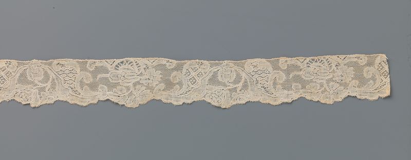 Obra de renda de Unknown Artist com flores exóticas e cabeças de papoula