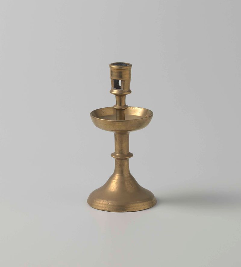 Candelabro de latón de un artista desconocido, estilo Renacimiento del Norte