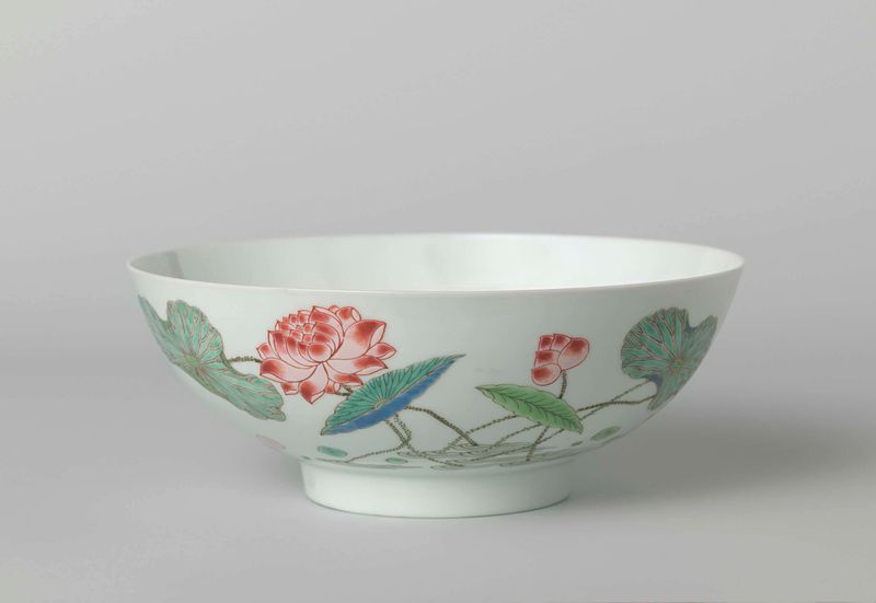 Tigela decorativa rococó com planta de lótus, pato e borboletas de Unknown Artist