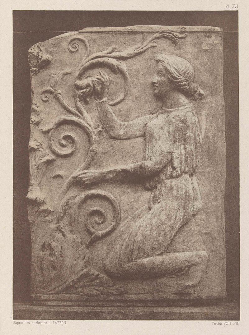 Reliëf uit het Musée Napoléon III van een knielende nymf de Louise Laffon, meio papel