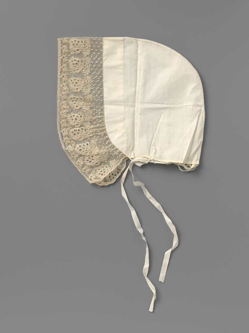 Arte decorativo de encaje de Unknown Artist con tela de frambuesa y borde de encaje intrincado.