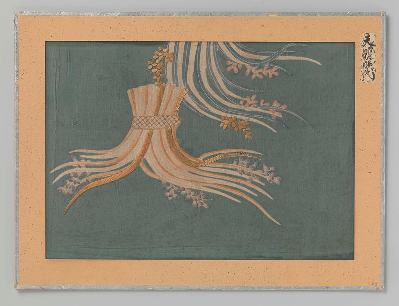 Fragmento textil de seda de artista desconocido, con patrones intrincados y colores vibrantes.
