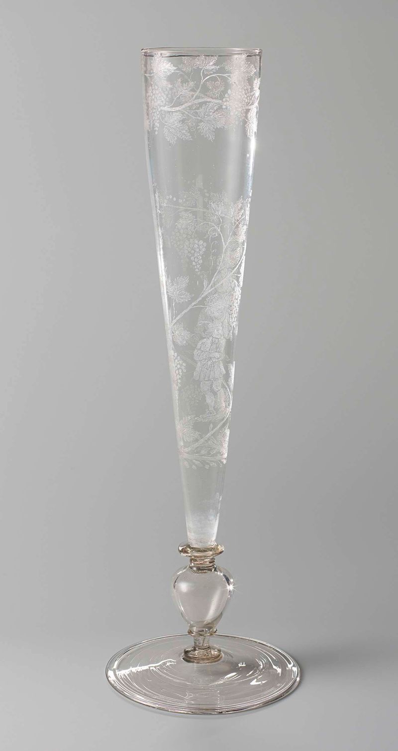 Bodegón de una copa de flauta, mostrando reflejos, por Unknown Artist