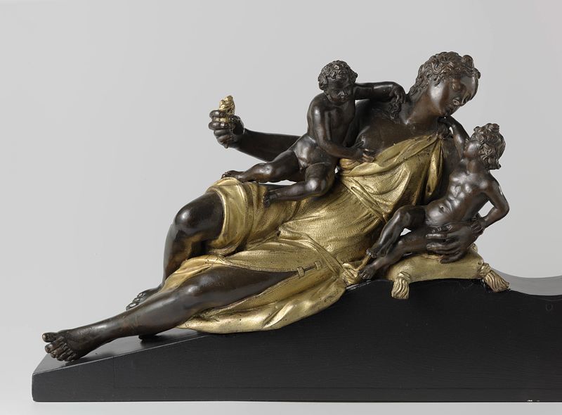 Escultura de bronce de Hubert Gerhard que representa el Amor con niños y un corazón llameante.