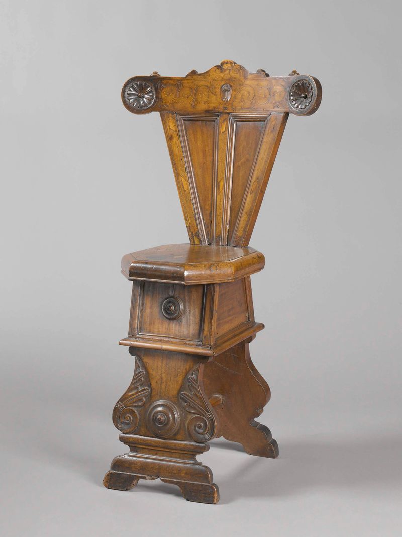 Silla de madera con asiento octogonal e intarsia de artista desconocido