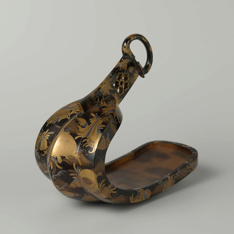Estribo de metal neoclásico de artista desconocido, mostrando diseño y artesanía intrincados