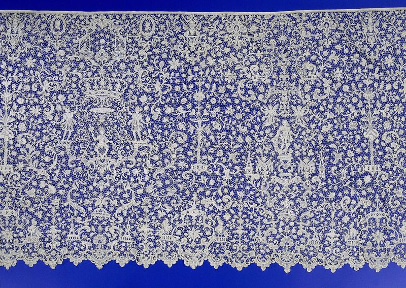 Franja de encaje de punto de aguja con un hombre sosteniendo un cetro entre dos coronas, lino, artista desconocido