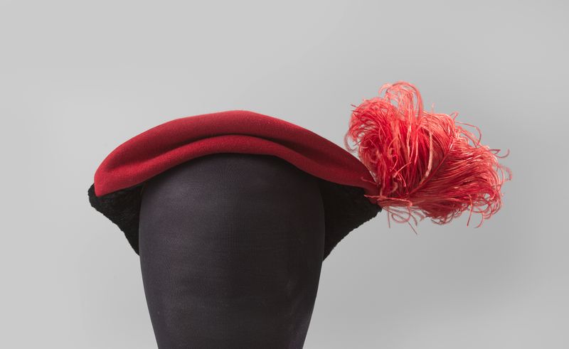 Sombrero de tela roja y terciopelo negro de Hut Laco, Modernismo