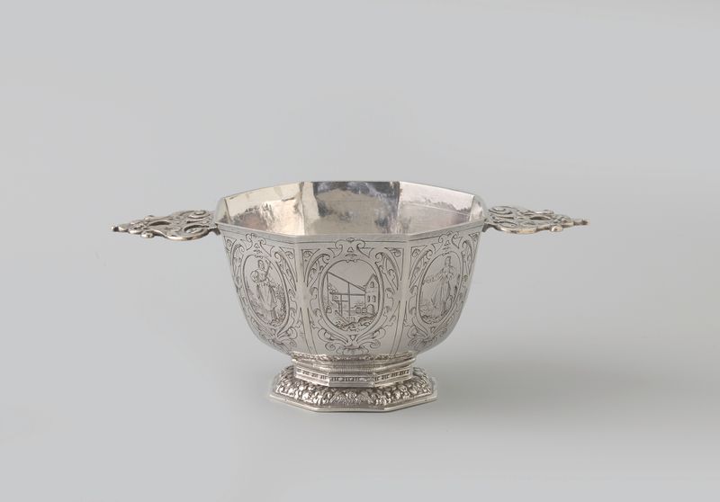 Silver bowl with high octagonal engraved cup by Alger Mensma