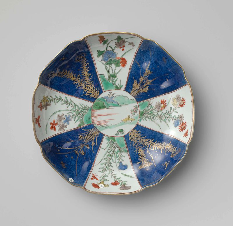 Pires de cerâmica em forma de flor de um artista desconhecido