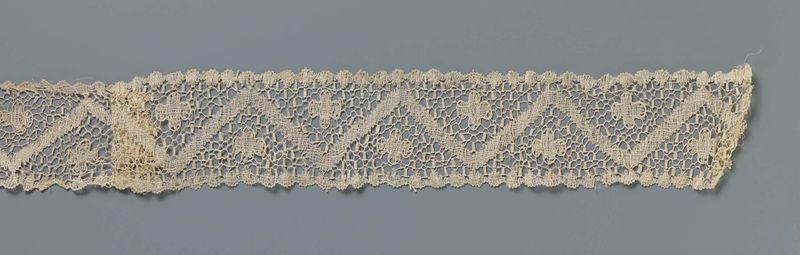 Textil de encaje con rosetas y patrones en zigzag de Unknown Artist