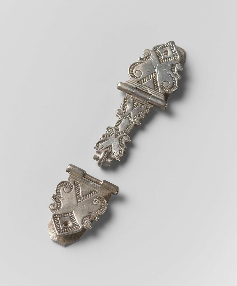 Cerradura decorativa de metal de Carel Koekebakker, 1753, con ornamentación intrincada.