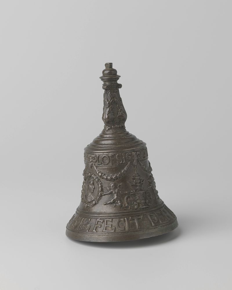 Handbell de Johan van den Eynde, mostrando grabados intrincados y reflejos.
