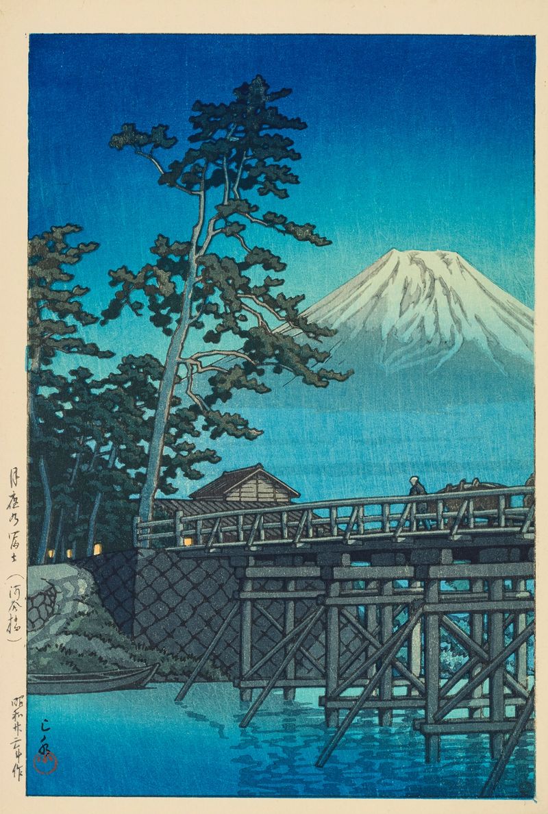 Gravura em madeira de Kawase Hasui mostrando o Monte Fuji e a Ponte Kawai iluminados pela luz da lua