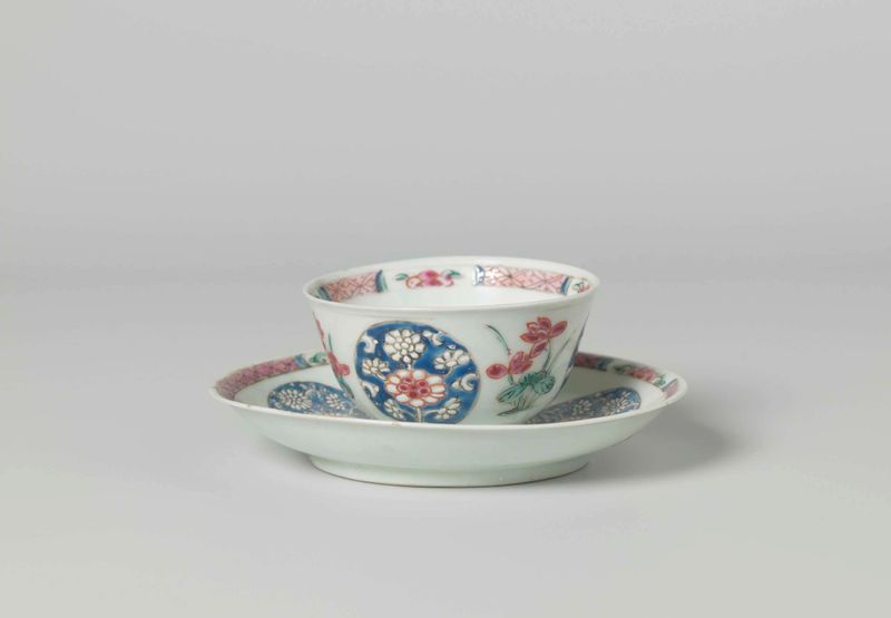 Xícara e pires em forma de sino com plantas de lótus, porcelana, artista desconhecido