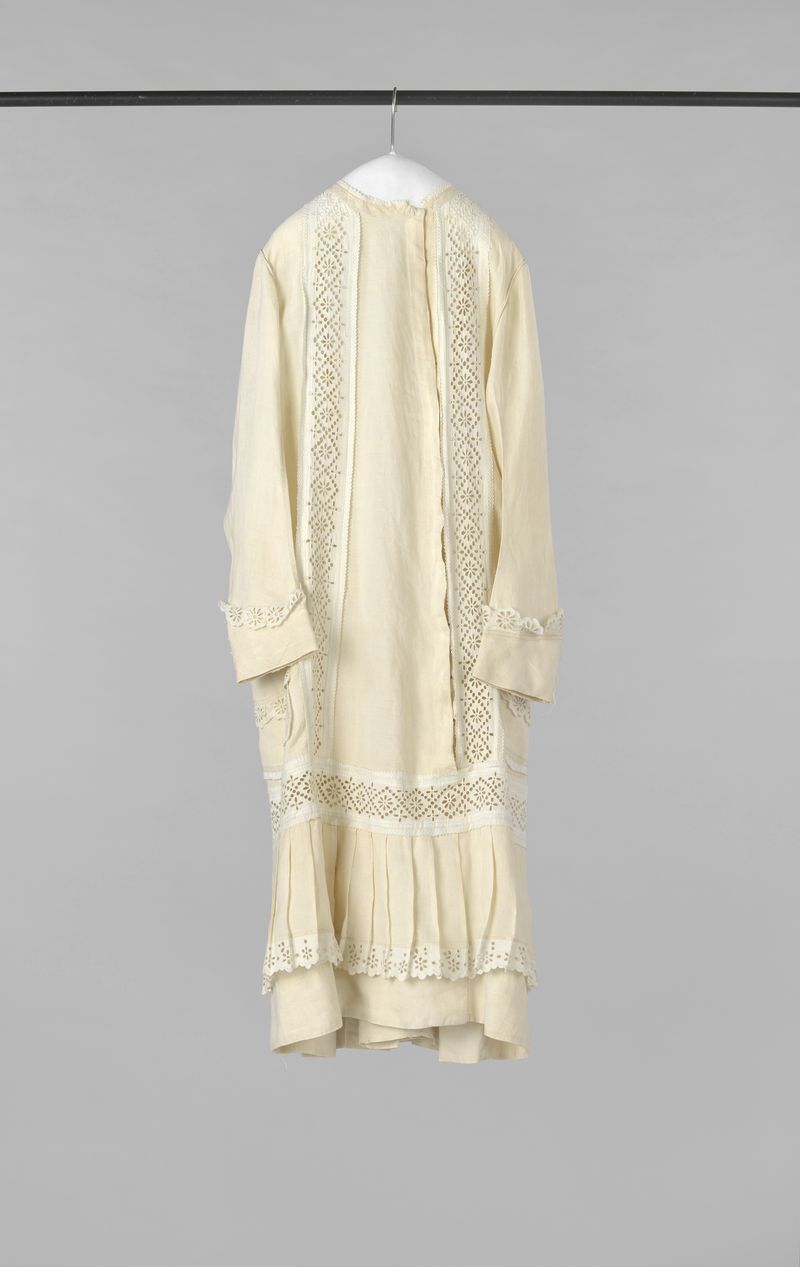 Vestido victoriano con bordado de artista desconocido, hecho de lino ecru