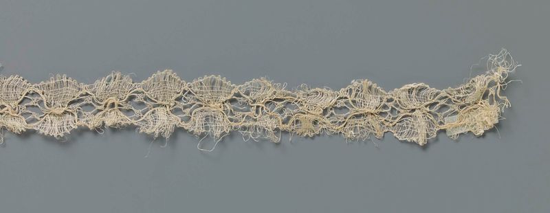Textil de encaje de un artista desconocido con patrones geométricos y diseños florales.