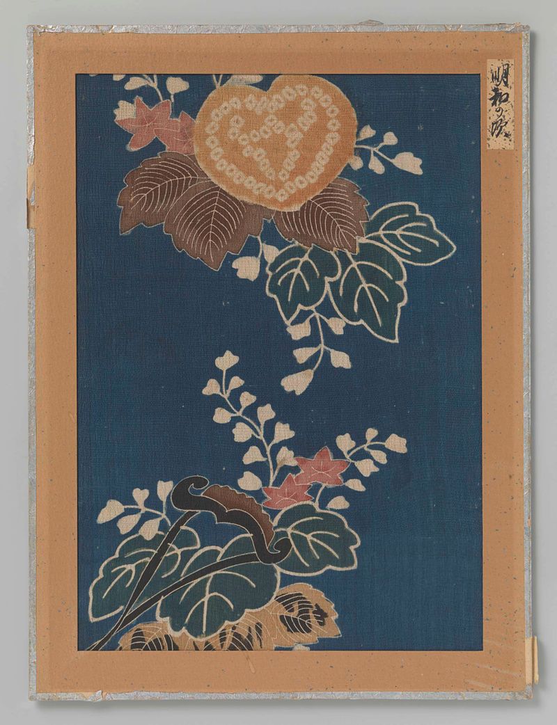 Fragment textiel, uma tapeçaria de seda de Unknown Artist com padrões intrincados e cores suaves.