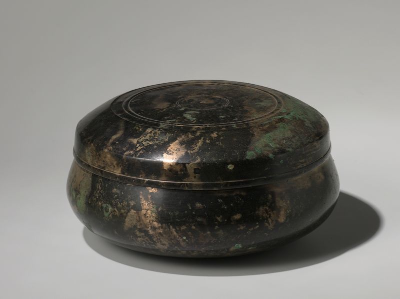 Caixa com tampa de bronze de um artista desconhecido, Tradicional Coreano, c. 1200-1500