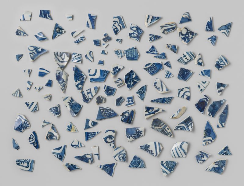 Fragmentos de cerámica del barco V.O.C. Witte Leeuw, medio hueso, artista desconocido