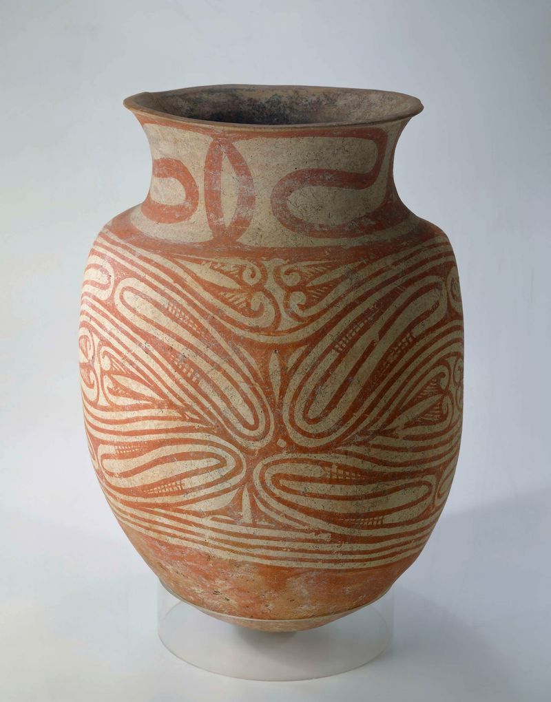 Jarrón de cerámica con un patrón en espiral de Unknown Artist