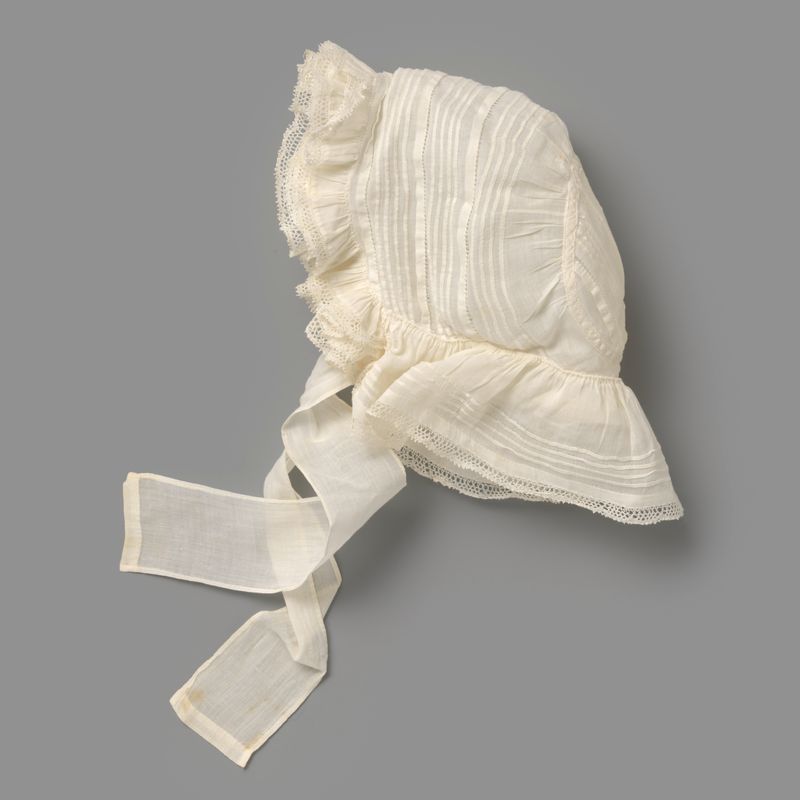 Chapéu de renda com babados, feito de algodão, de Unknown Artist