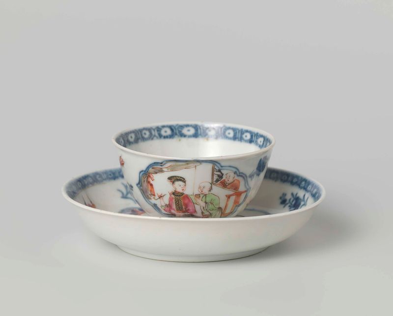 Xícara em forma de sino e pires com um casal em um interior, porcelana, artista desconhecido