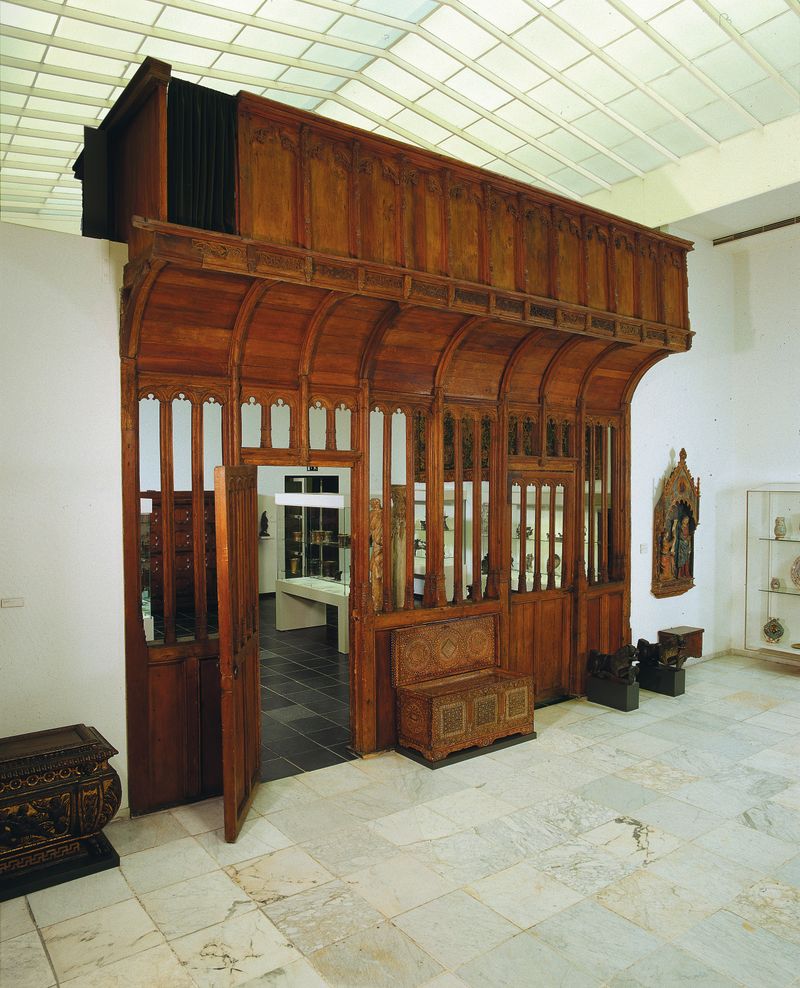 Oksaal obra de madera de Unknown Artist, con intrincados tallados de una iglesia