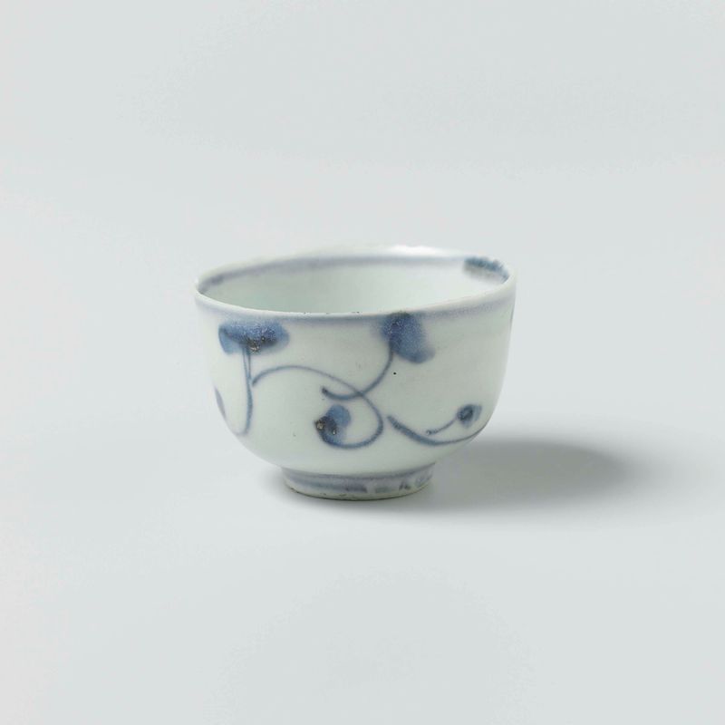 Copa de vino de porcelana de Unknown Artist con intrincados diseños dorados