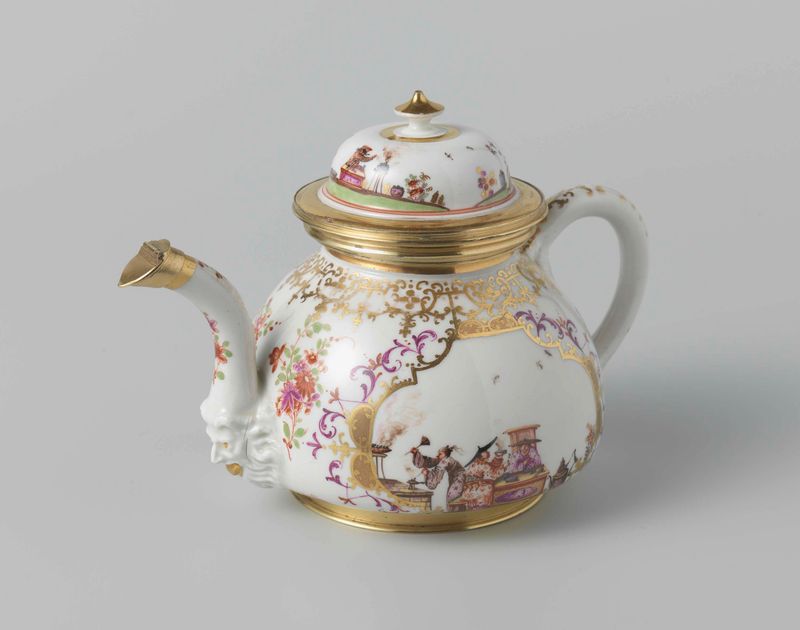 Colorful porcelain teapot with chinoiseries by Meissener Porzellan Manufaktur