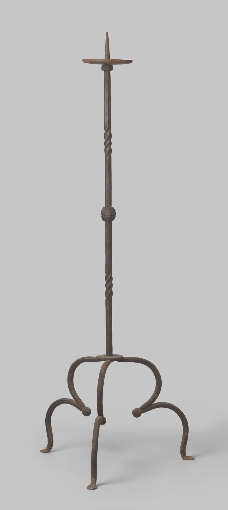 Grote kandelaar van smeedijzer de Unknown Artist, candelabro de hierro gótico con intrincados detalles