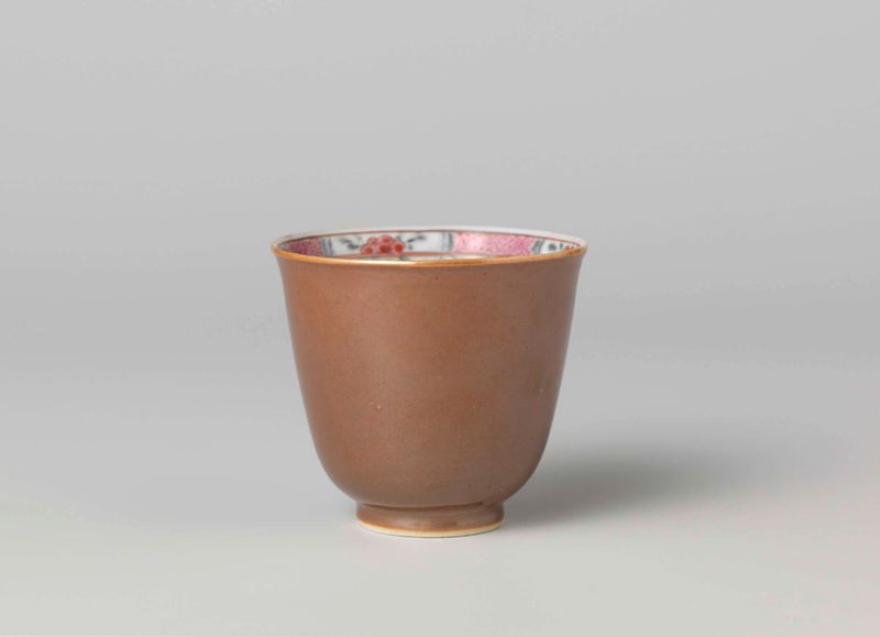 Taza de cerámica con flores y esmalte marrón de artista desconocido