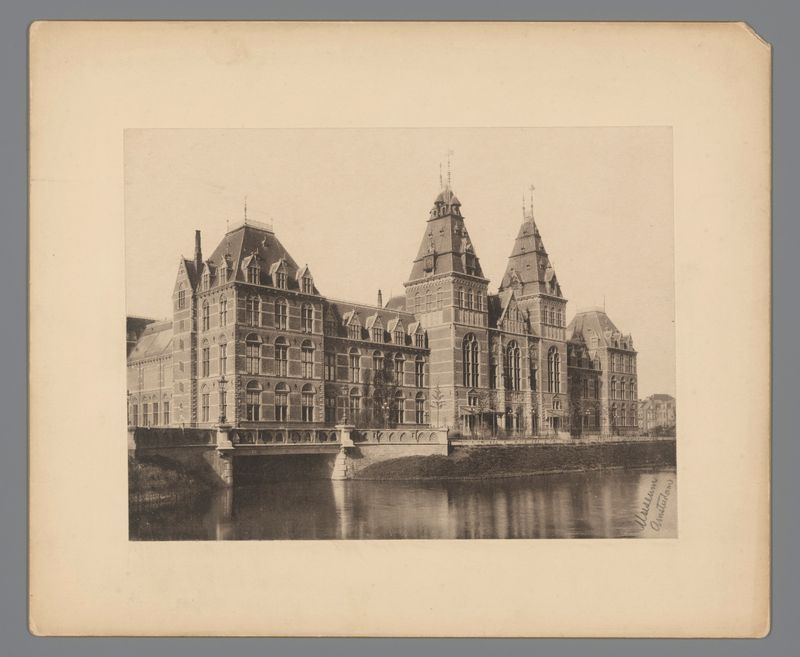 Óleo sobre lienzo de Unknown Artist que muestra el Rijksmuseum en Ámsterdam bajo un cielo apagado.