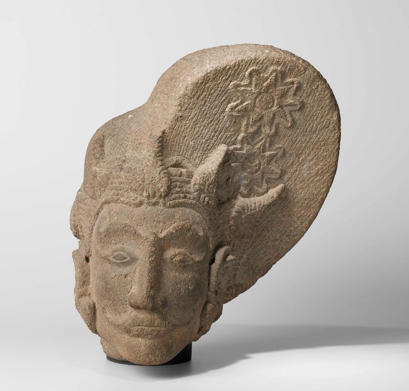 Escultura figurativa de piedra de la cabeza de una deidad de artista desconocido