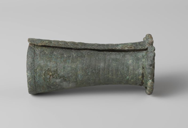 Antiguo brazalete de bronce con patrones intrincados de un artista desconocido