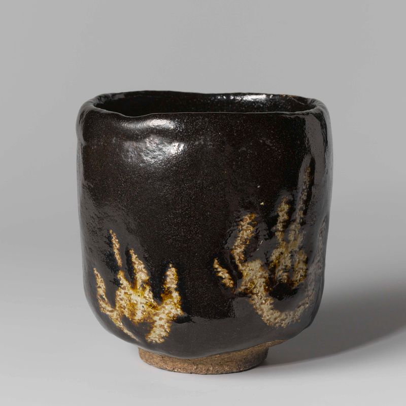 Tigela de chá preta com motivos de chama, tradicional japonesa, artista desconhecido