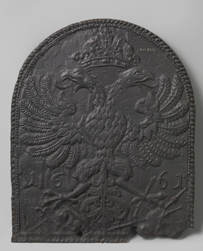 Fireback ornamentado con un águila de doble cabeza coronada, medio desconocido, por Unknown Artist.
