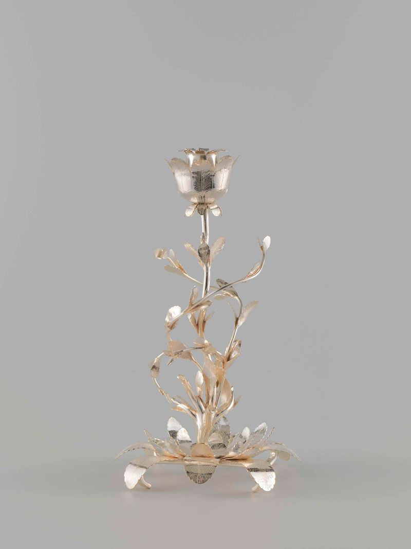 Candelabro de plata de Jan Kemaer, 1784, con tronco retorcido y ramas ornamentadas.