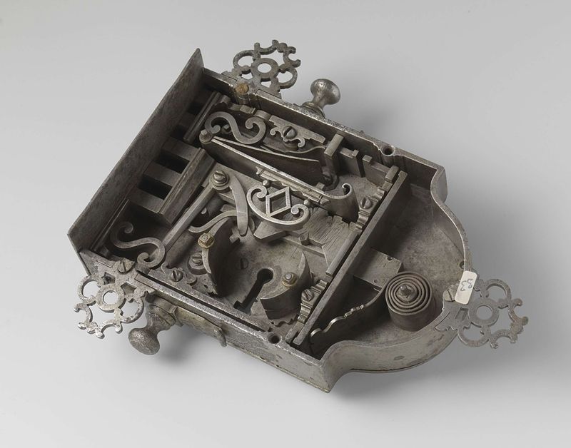 Trabalho em metal religioso de Unknown Artist, 1700-1800, com detalhes intrincados e artesanato ornamentado.