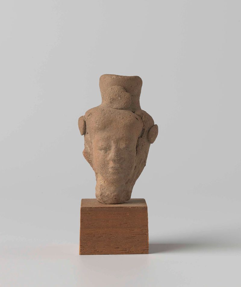 Escultura de terracota de una cabeza serena de Unknown Artist