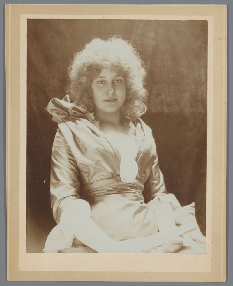 Retrato de uma mulher em uma festa, meio papel, Unknown Artist