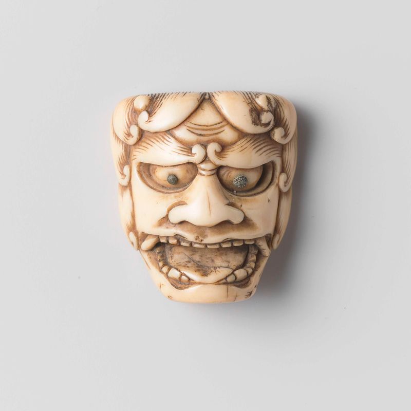 Figurilla Netsuke tallada en marfil por un artista desconocido