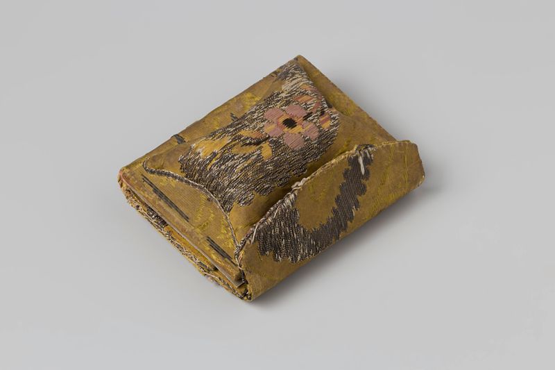 Peça de arte decorativa com brocado de prata, alfineteiro e espelho de Unknown Artist