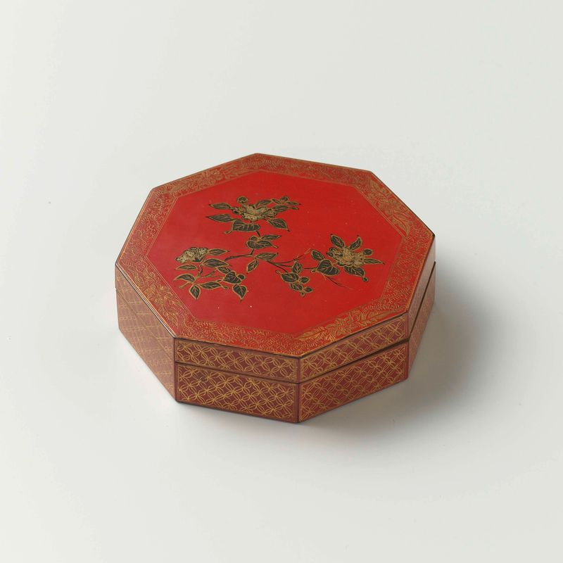 Caja de laca de artista desconocido con intrincadas tallas y juego de luces.